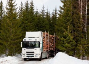 Prvi električni kamion za drvo s dizalicom na svijetu podiže održivo šumarstvo na novi nivo