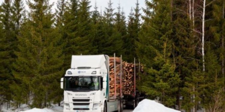 Prvi električni kamion za drvo s dizalicom na svijetu podiže održivo šumarstvo na novi nivo